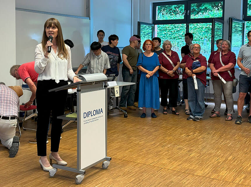 Hochschulpräsidentin Prof. Dr. Michaela Zilling begrüßt die Gäste zu Beginn des Interkulturellen Abends und dankt zugleich allen Mitwirkenden für ihr Engagement.