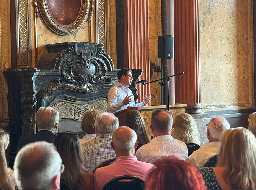 Bückeburgs Bürgermeister Axel Wohlgemuth bedankte sich unter anderem bei der Bildungsgruppe rund um die Familie Blindow für ihr Engagement in Bückeburg.