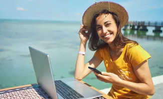Header Kampagne Studycation Frau am Laptop