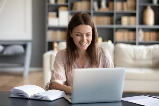 Fröhliche Studentin am Laptop