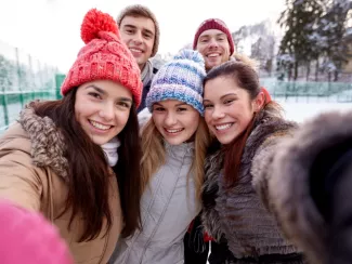 Fünf junge Studierende im Winter machen ein Selfie