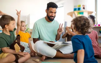 Erzieher / Frühpädagoge mit Kindern