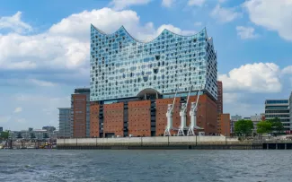 Hamburger Philharmonie vom Wasser aus. Hamburg ein Standort für das Duale Studium an der DIPLOMA Hochschule.