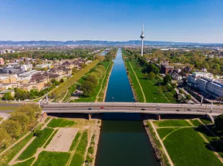 Neckar in Mannheim mit Blick über die Stadt. Mannheim: Duales Studium an der DIPLOMA Hochschule.