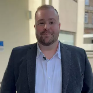 Absolvent Florian Lang (bei seiner Abschlussfeier im April 2025) Absolvent Florian Lang