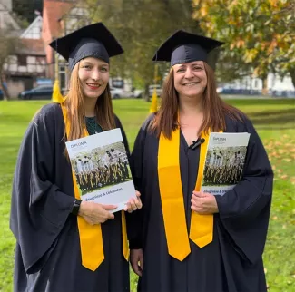Absolventinnen Nicole Sander und Sandra Peißker Absolventinnen Nicole Sander und Sandra Peißker (Testimonials)