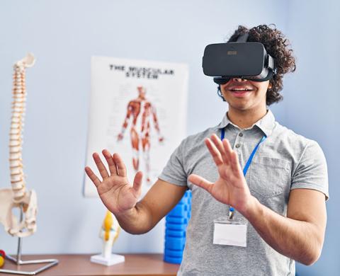 Physiotherapie-Studient mit VR-Brille im Behandlungsraum