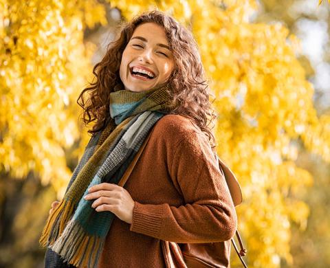 Studentin im Herbstwald