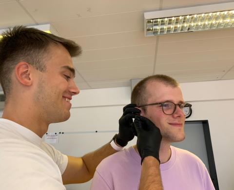 Leistungsdiagnostik-Seminar Blutentnahme Schüler bei der Blutentnahme