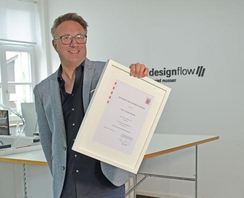 Professur für Daniel Nusser Daniel Nusser mit Urkunde zur Professur