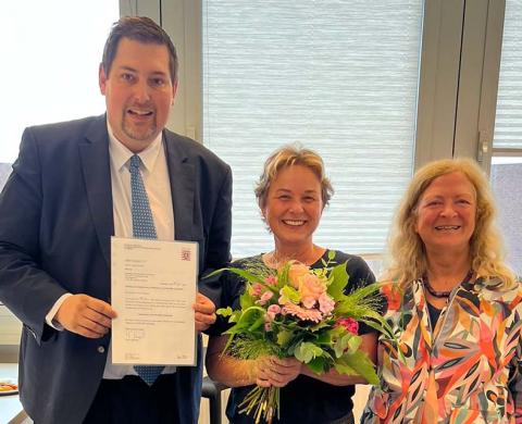 Professur für Dr. Ulike Schwarze Dr. Ulrike Schwarze (m.) mit ihrer Ernennungsurkunde zur Professorin