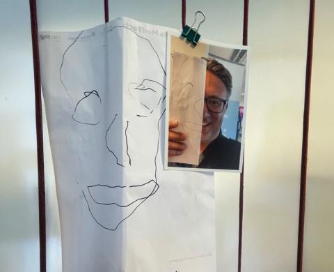 Künstlerische Übung auf dem Ars Electronica Festival: ein selbst gezeichnetes Gesichtsporträt und ein Foto von Prof. Daniel Nusser, kombiniert als kreative Darstellung. Künstlerische Übung auf dem Ars Electronica Festival: ein selbst gezeichnetes Gesichtsporträt und ein Foto von Prof. Daniel Nusser, kombiniert als kreative Darstellung.